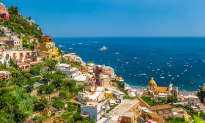 Hotels und Villen im Paradies auf der Insel Sardinien Italien, direkt an der Bucht und mit einem bezaubernden weißen Strand.