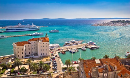 Luftbild von Split in Kroatien und besuch des Marjan am Wasser mit Blick auf den Hügel