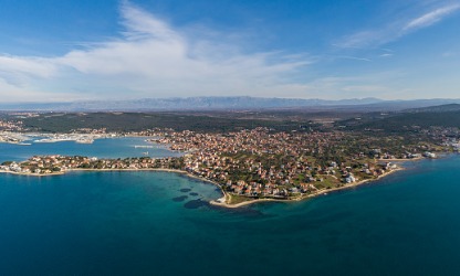 Luftaufnahme in der Stadt Hvar in Südkroatien, berühmtes Luxusreiseziel in Europa, Mittelmeer.