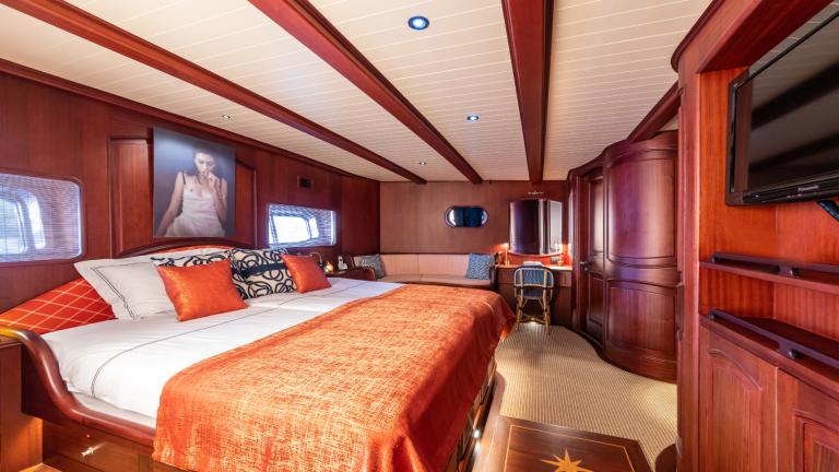 A complete view of the bedroom of an S/Y Voyage gulet for 2 people. Spacious and well designed