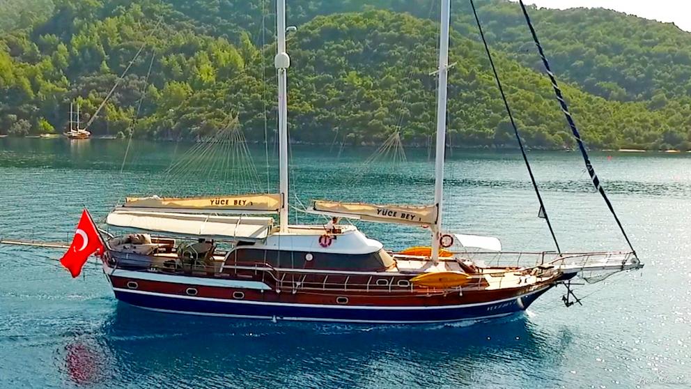 Luxury gulet Yüce Bey 1 cruises in the azure sea