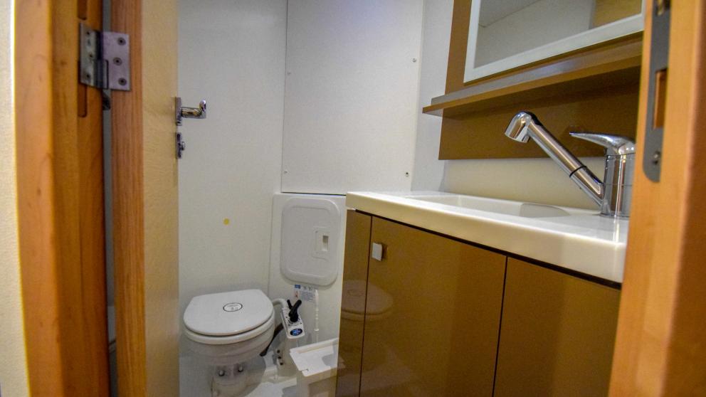Ванная комната с душевой кабиной, унитазом и раковиной