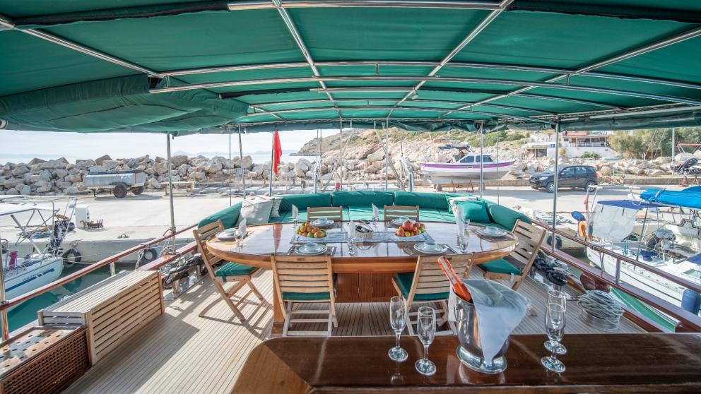 At the stern of the Peri gulet there is a bar counter and areas for relaxing and sunbathing