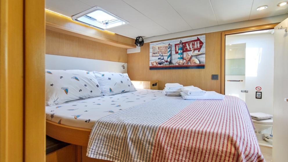 Review of the stylish bedroom of the catamaran Cantürk 1