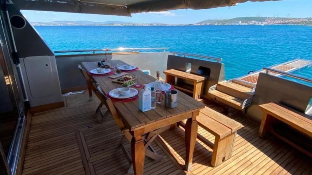 At the dining table in the back of the motor yacht you can enjoy unforgettable meals with your friends.