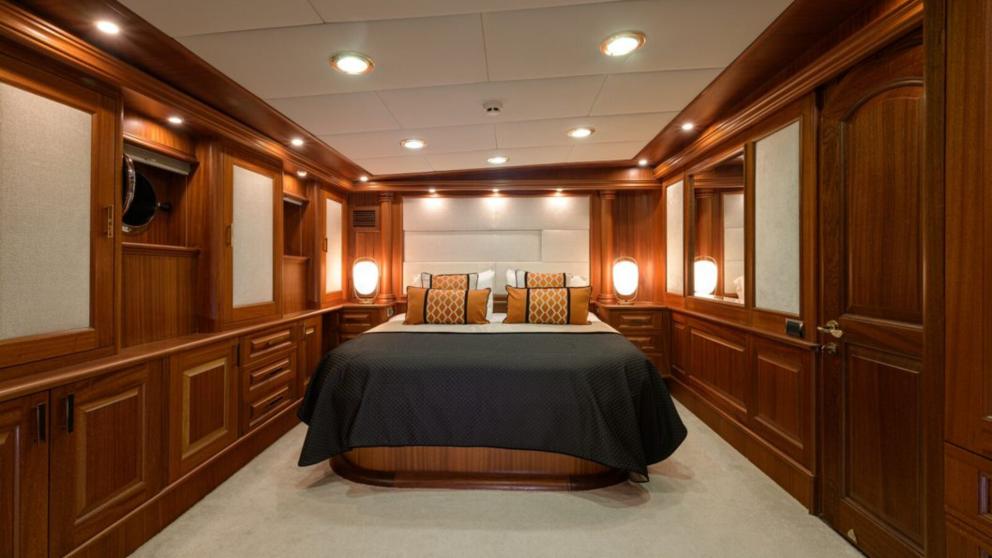 Geräumiges Schlafzimmer auf der Kaptan Kadir Gulet. Sie können die Wände aus Holz und ein großes Bett sehen