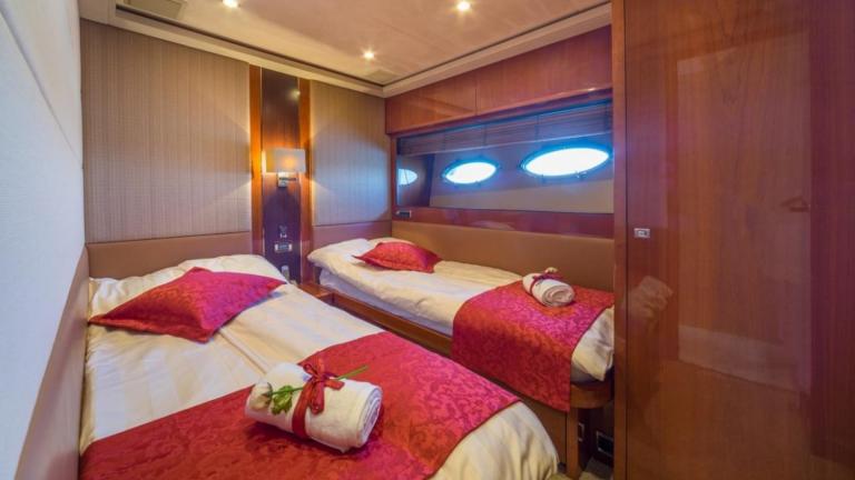 Double cabin with two separate beds