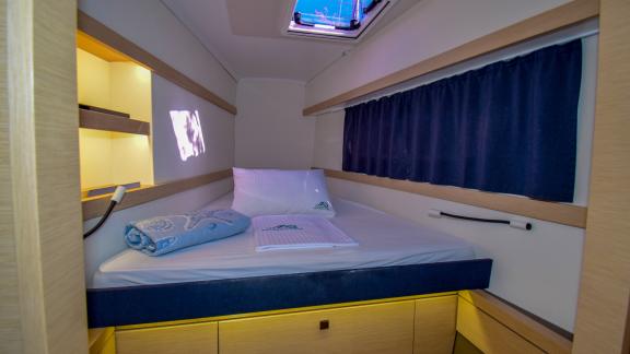 Спальня с двуспальной кроватью, окнами и местами для хранения личных вещей