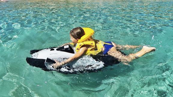 Водные виды спорта на катамаране в лазурном море