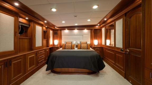 Geräumiges Schlafzimmer auf der Kaptan Kadir Gulet. Sie können die Wände aus Holz und ein großes Bett sehen