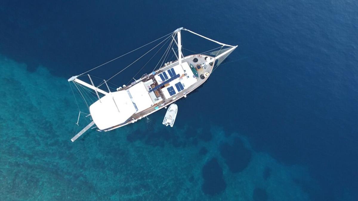 A bird's-eye view of the gulet Perla in the azure sea
